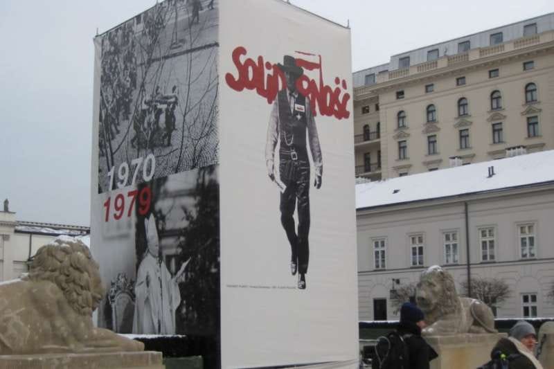 波蘭首都華沙街頭的宣傳畫，反映團結工會和羅馬教皇約翰保羅二世。（美國之音）